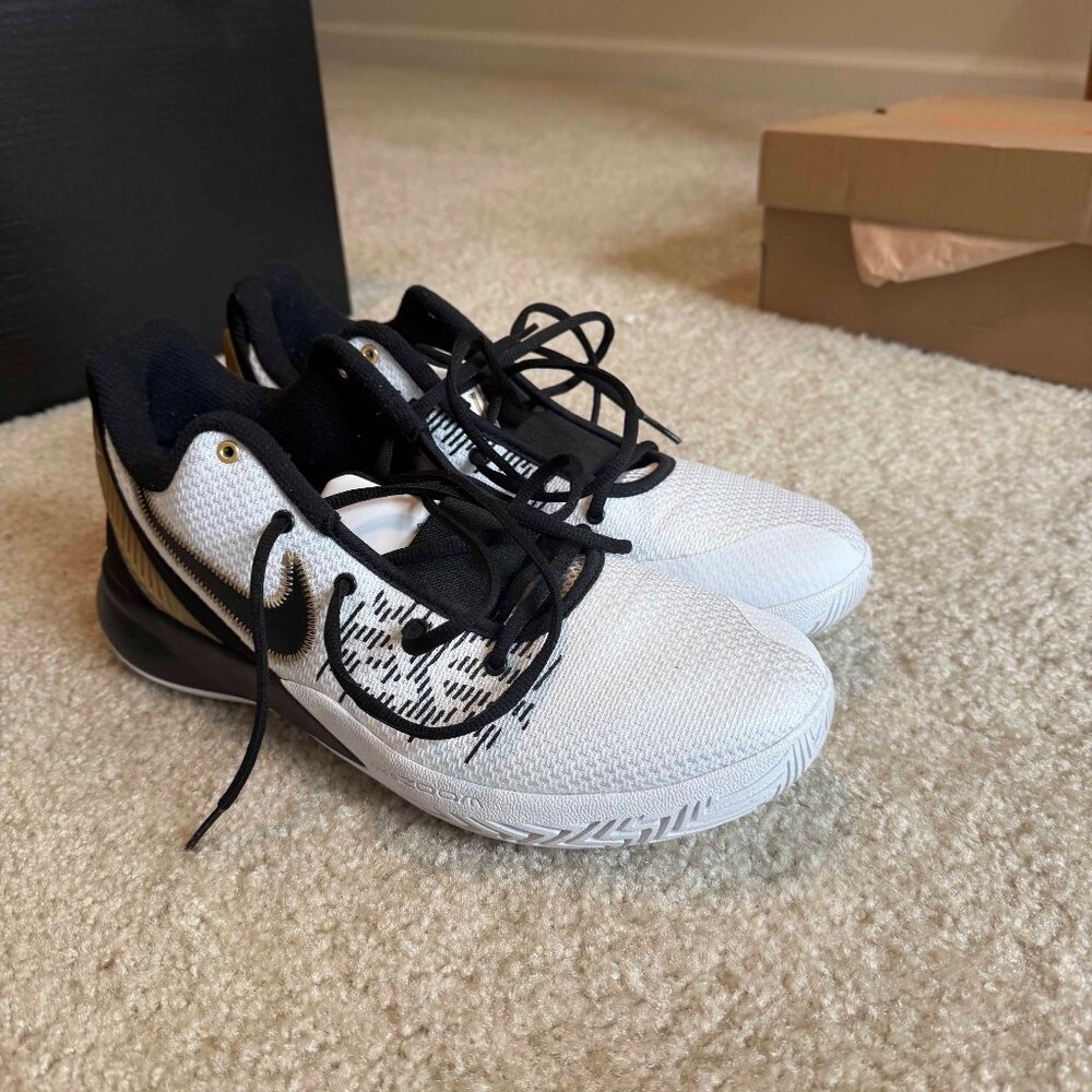 Nike Kyrie's Men Basketball Shoe Size 12 - NEW